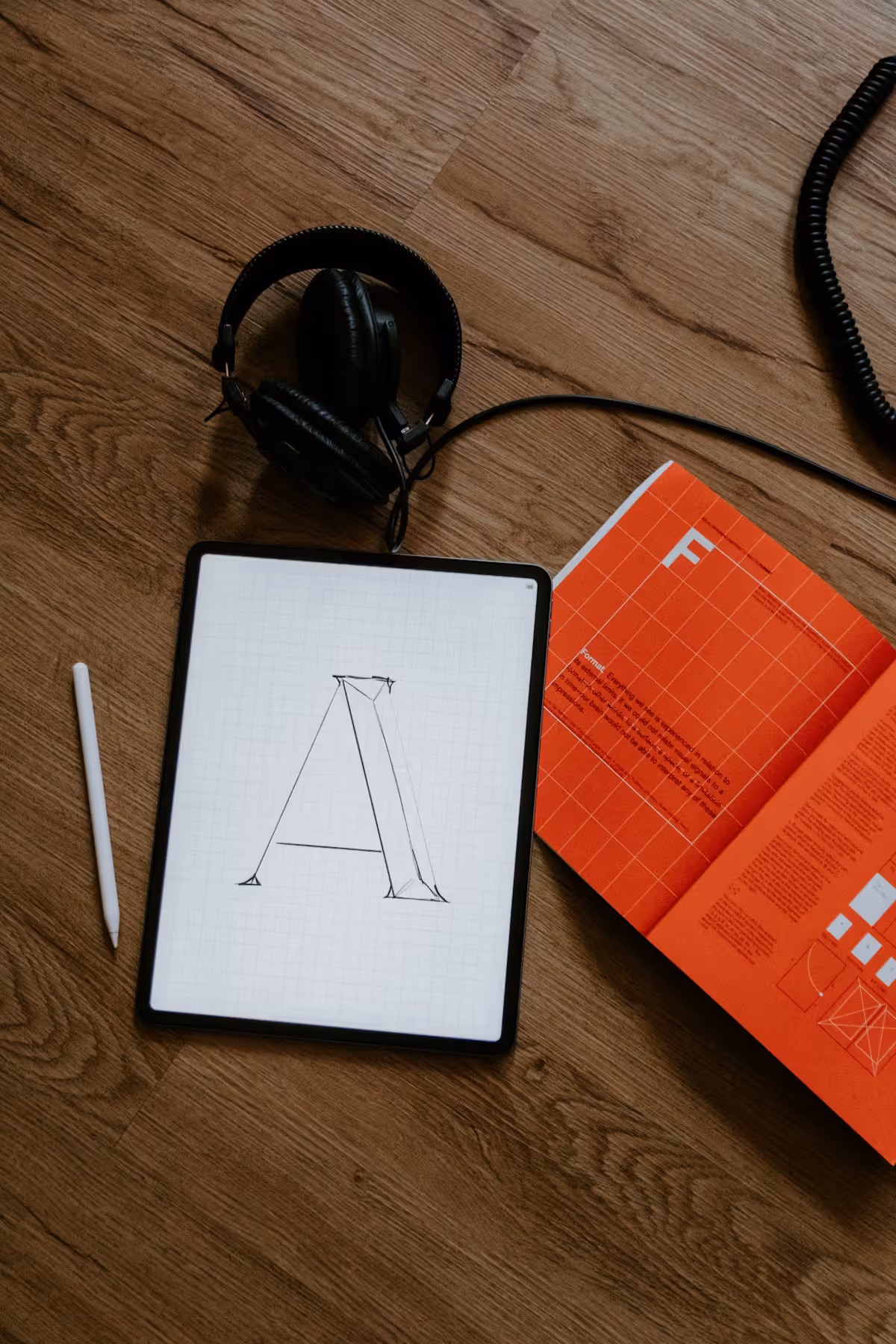 Photo 1611532736597 De2d4265fba3